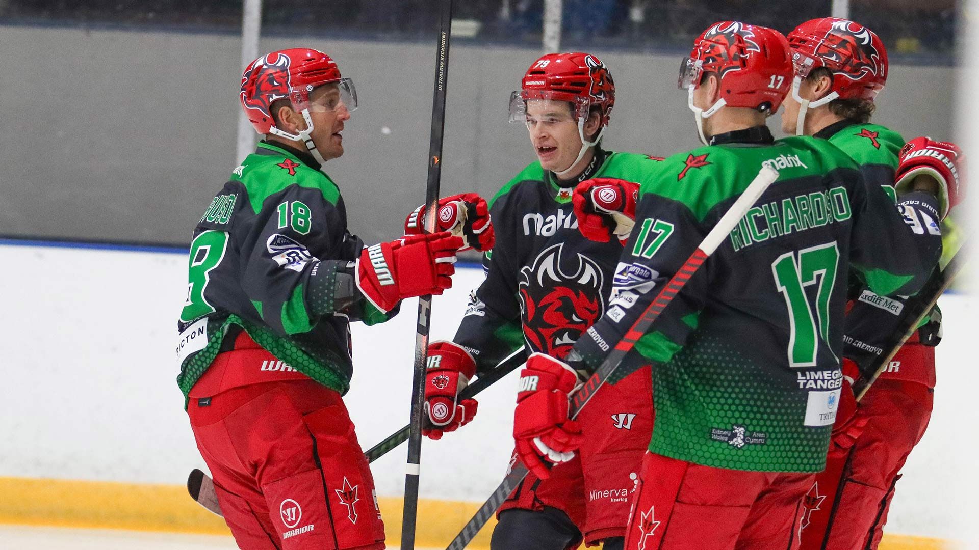 Devils score 5 in third period to beat Flyers